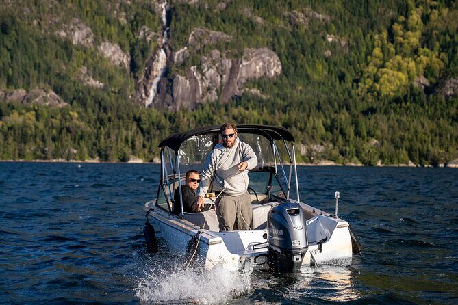 Squamish 4hr Rental 17ft Fiberglass Hourston with 70HP Engine - What Makes This Boat Rental Stand Out?