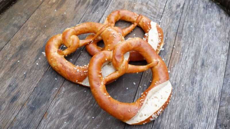 Stuttgart: Swabian Cuisine Guided Walking Tour with Tastings - The Walk and Atmosphere