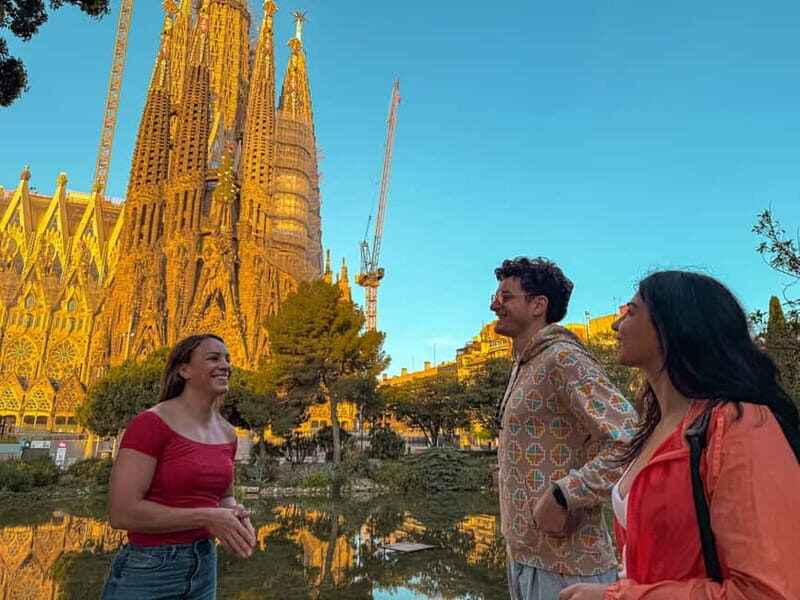 Sunrise Walking Tour: Barcelona Before the Crowd & Breakfast - Key Points