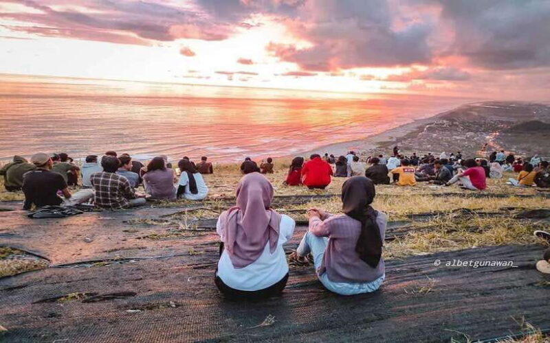 Sunset Adventure at Parangtritis Paragliding - Discovering Parangtritis and Bukit Paralayang