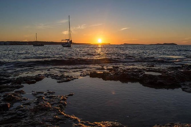 Sunset Catamaran Expedition in Front of Cafe Mambo - Good To Know