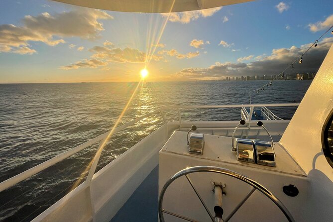 Sunset Dinner Cruise in Honolulu - Onboard Dining Experience