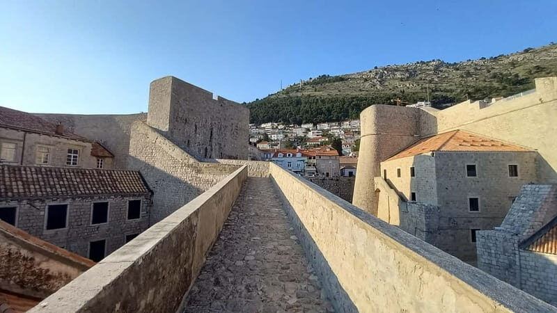 Sunset Wall Walk: 75-Minute Guided Tour & Free Exploration - The Itinerary in Detail