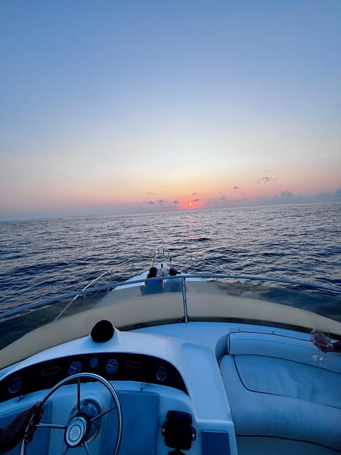 Sunset yacht tour with food and wine tasting. - Key Points