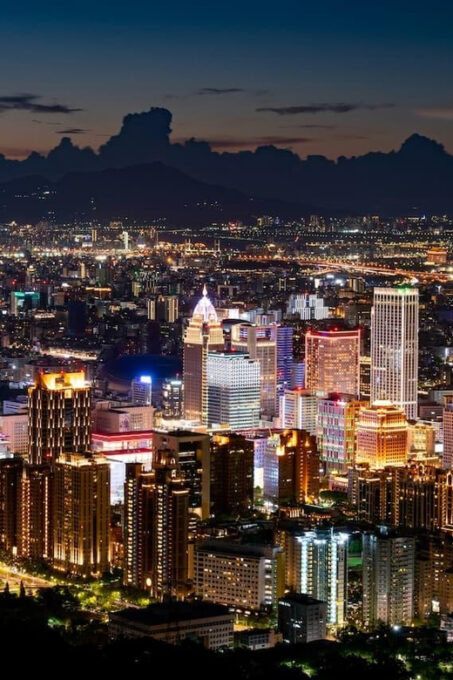 Taipei Nightlife: Taipei Pub Crawls (2 Different Routes) - Minimum Age and Suitability