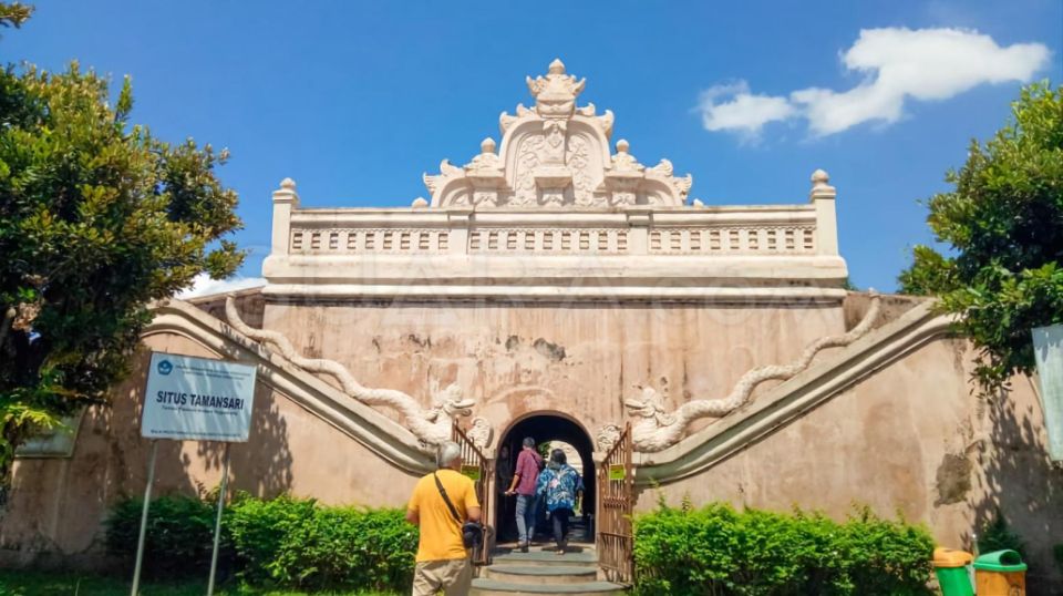 Taman Sari Water Castle, Sultan's Palace, and Local Food Tasting - Key Points