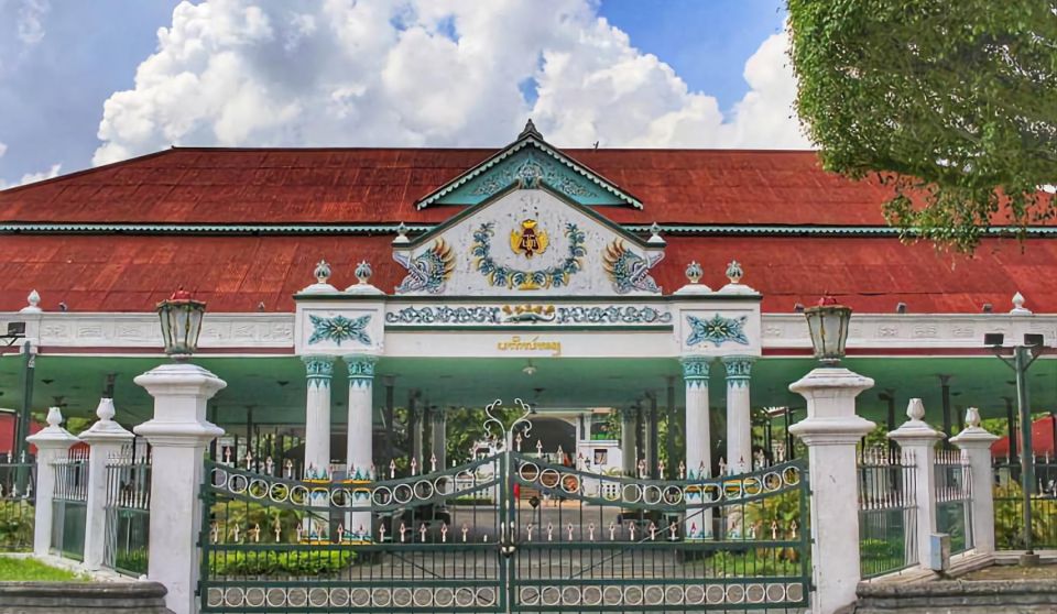 Taman Sari Water Castle, Sultan's Palace, and Local Food Tasting - Visiting Kraton Yogyakarta