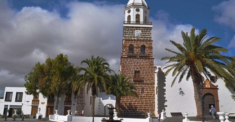 Teguise: Market and César Manrique Foundation Tour - Teguise Market