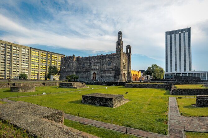 Teotihuacan ruins and Guadalupe Basilica Guided Tour Experience - Starting the Day: From Mexico City to Tlatelolco