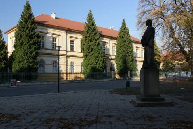 Terezin Memorial: Entry Ticket Combo W. Guided Walking Tour - Directions to Memorial Sites