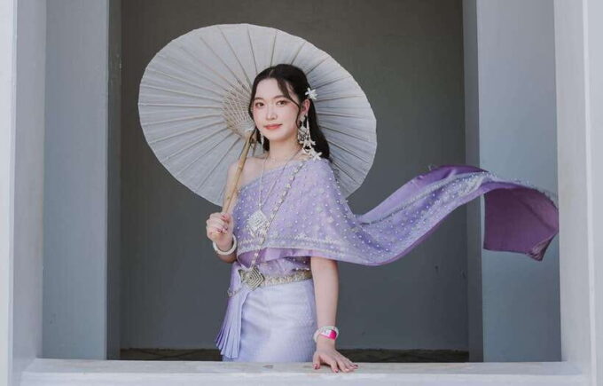 Thai Costume Photographer at Wat Arun/Pho in Bangkok - Preparing for the Photoshoot