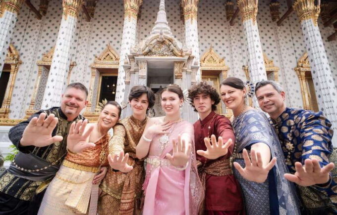 Thai Costume Photographer at Wat Arun/Pho in Bangkok - Safety and Accessibility Considerations