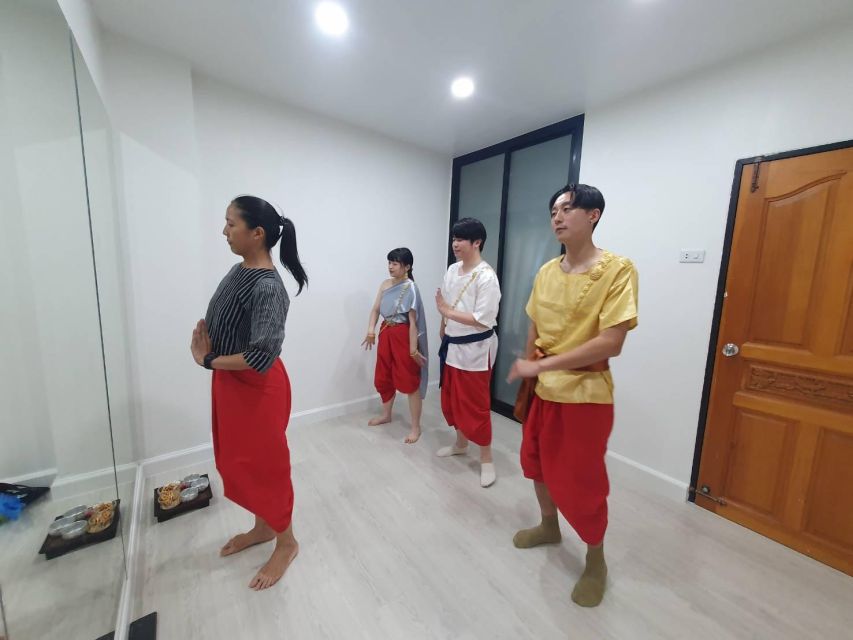 Thai Dance Class - Learning the Thai Dance