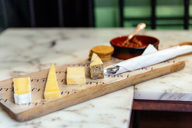 The 10 Tastings of Edinburgh With Locals: Private Food Tour - Meeting Point and Logistics