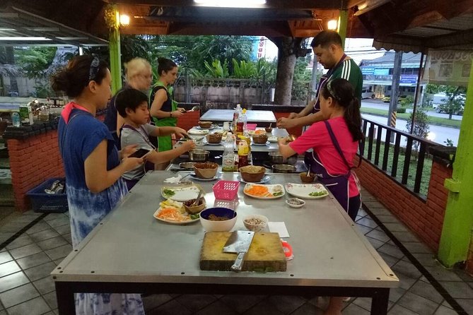 The Best Cooking Class at Thai Charm Cooking School in Krabi - Class Size and Dietary Options