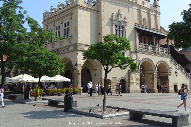 The Best of Krakow: Private Tour of the Old Town and Wawel Castle - Visiting Wawel Cathedral
