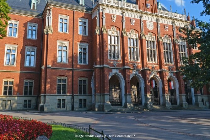 The Best of Krakow: Private Tour of the Old Town and Wawel Castle - Tour Duration and Pricing