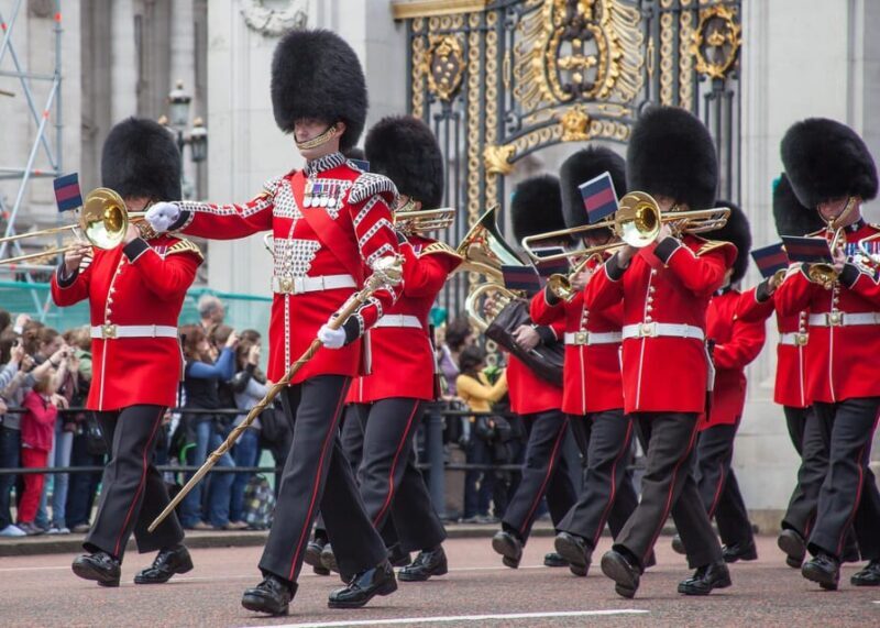 The Changing of the Guard Experience with Thames Boat ride - An In-Depth Look at the Tour