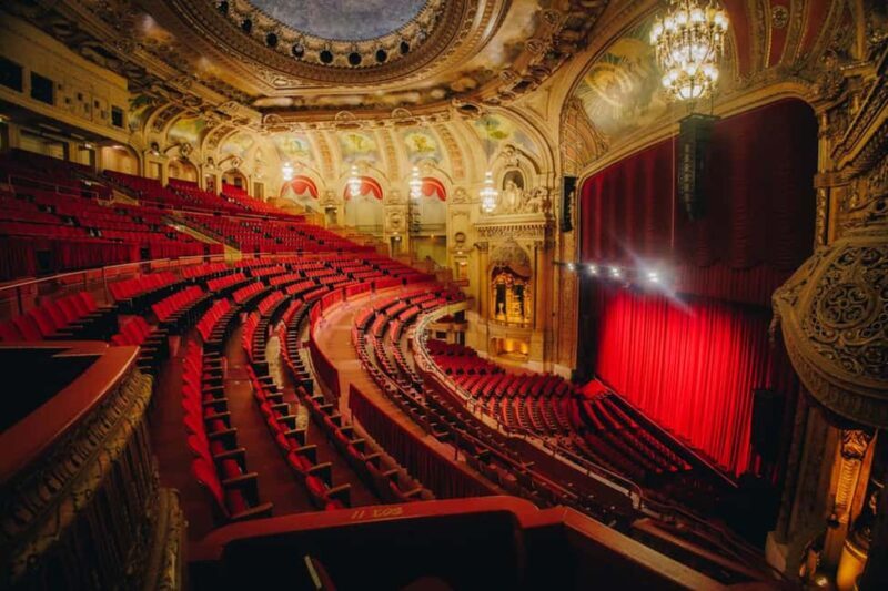 The Chicago Theatre Tour Experience - Key Points