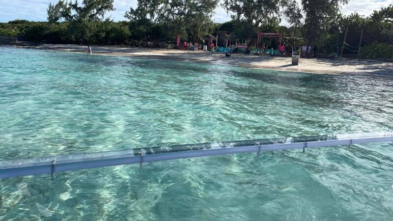 The Clear Boat Experience Bahamas drinks and snacks included - Key Points