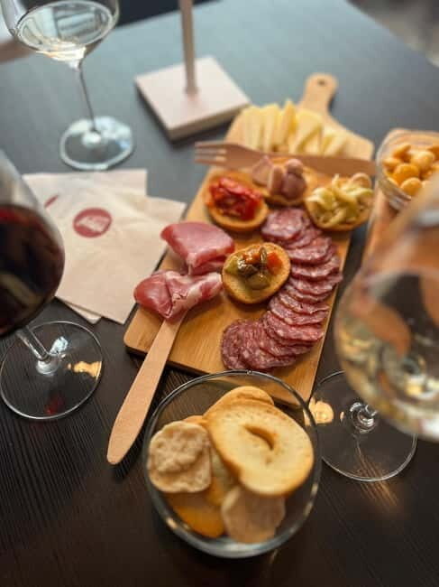 The divine Monday: WalkingWine's Happy Hour - A Closer Look at the Experience