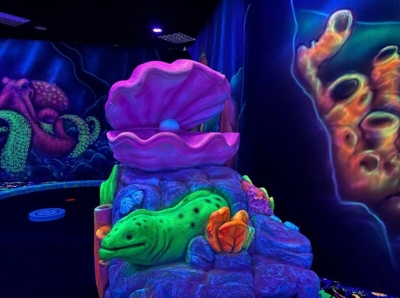 The Hague: Glowgolf Glow in the Dark Indoor Minigolf - Unique Course Features
