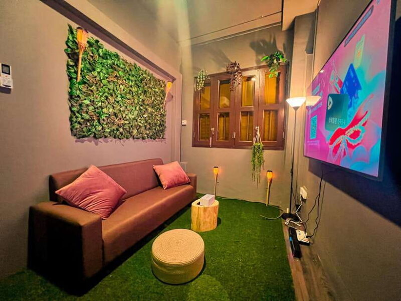 The Social Chamber: 3 Hour Themed Lounge Rooms for Layover - Key Points