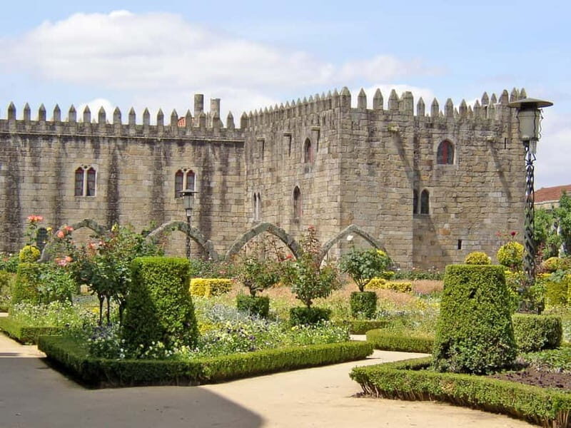The Soul of Braga: Cathedrals, Palaces and Sanctuaries - A Practical Guide to the Tour Experience