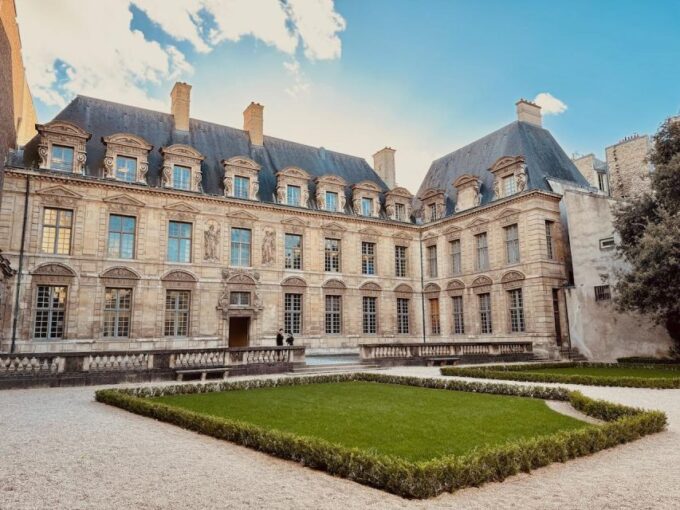 The Vibrant City Center. Le Marais. - Engaging Anecdotes From the Knowledgeable Guide
