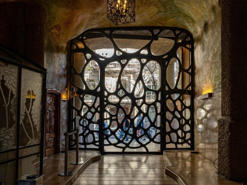 Tiquets & Tour Guide: Lights and Shadows of the Casa Milà - Antoni Gaudí - Barcelona - Key Points