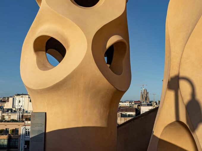 Tiquets & Tour Guide: Lights and Shadows of the Casa Milà - Antoni Gaudí - Barcelona - Gaudís Innovative Design