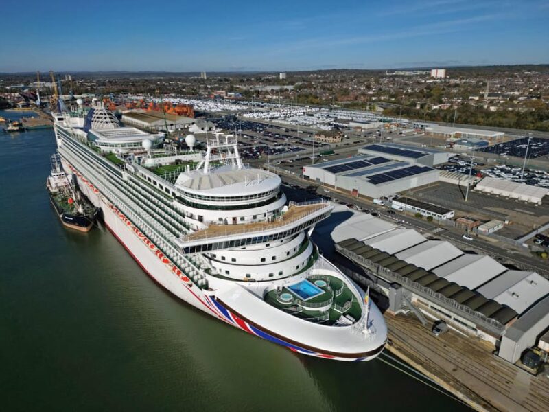To/ From London Gatwick Airport to Harwich Cruise Port - Service Features