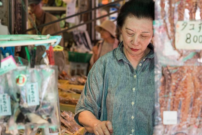 Tokyo: Discover Tsukiji Fish Market With Food and Drink Samples - Tasting Sake at a Shop