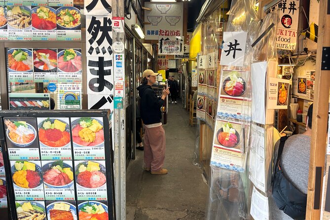 Tokyo: Tsukiji Fish Market Food and Walking Tour - Sampling Local Delicacies