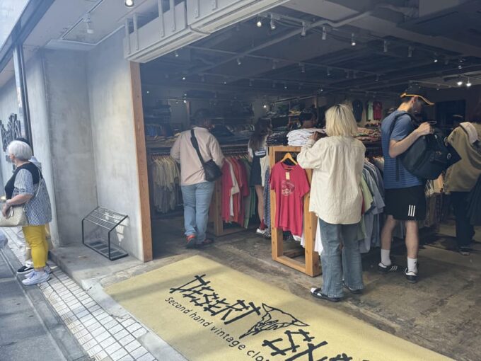 Tokyos Neighborhood Digs: Coffee, Records & Vintage Vibes - Local Cafes and Roasters