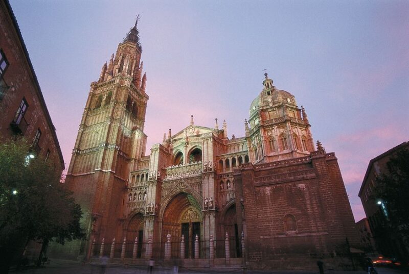 Toledo: Private Monuments Walking Tour With Monument Entry - Exploring the Gothic Splendor of Toledo Cathedral