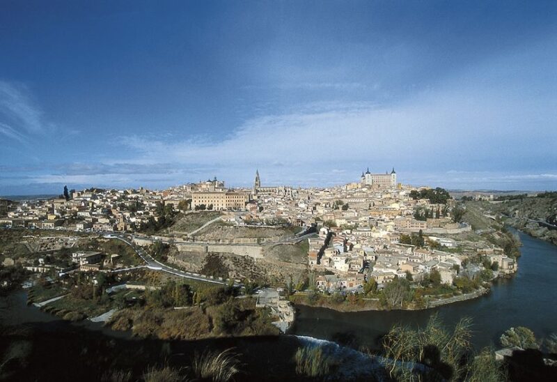 Toledo: Private Monuments Walking Tour With Monument Entry - Discovering the Jewish Quarters Medieval Charm