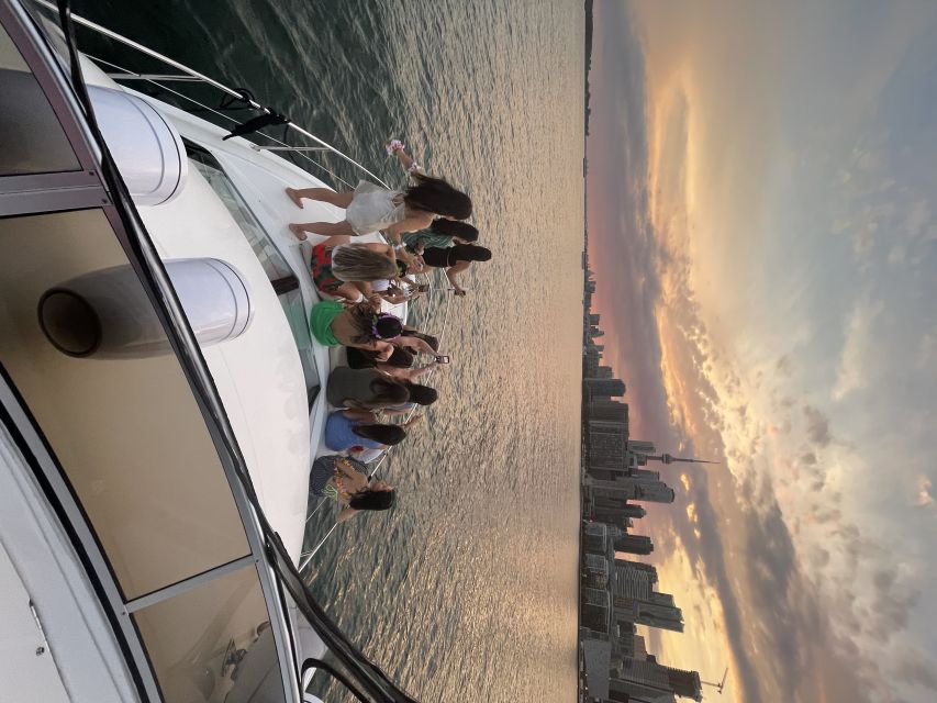 Toronto: Private Luxury Yacht Sightseeing Cruise & Prosecco - Beverages and Refreshments