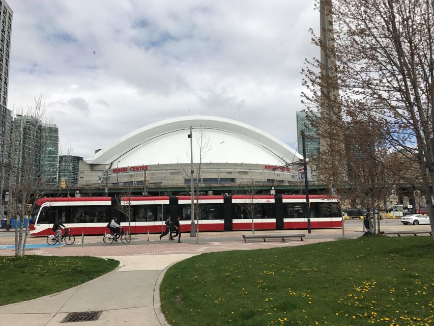 Toronto: Show Me the City! - Exploring the Entertainment District