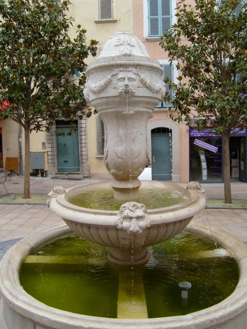 Toulon - Old Town Private Walking Tour - Visiting Liberty Square