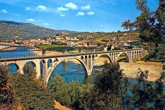 Tour and Transfer Lisbon / Porto or Porto / Lisbon 15PAX - Tour Overview