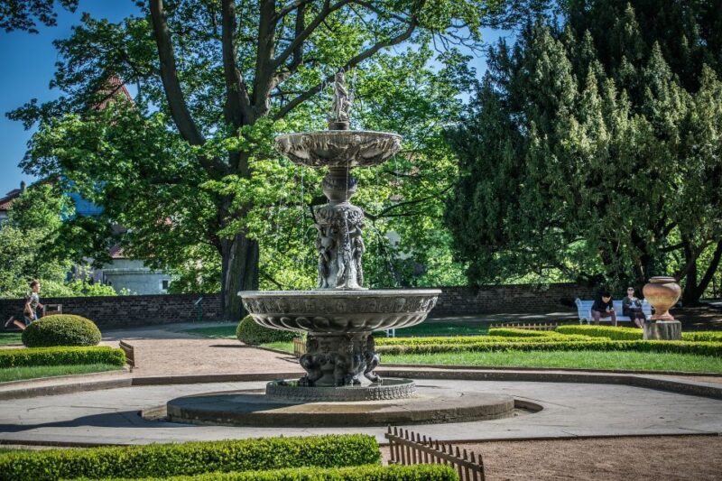 Tour Around Prague Castle and Lesser Town in Spanish - Experience Highlights