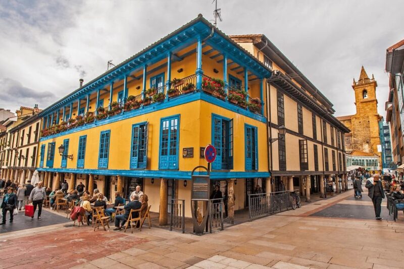 Tour of the Historic Center of Oviedo - Exploring Porlier Square and the Oviedo Cathedral
