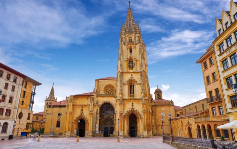 Tour of the Historic Center of Oviedo - The University and The Fontan