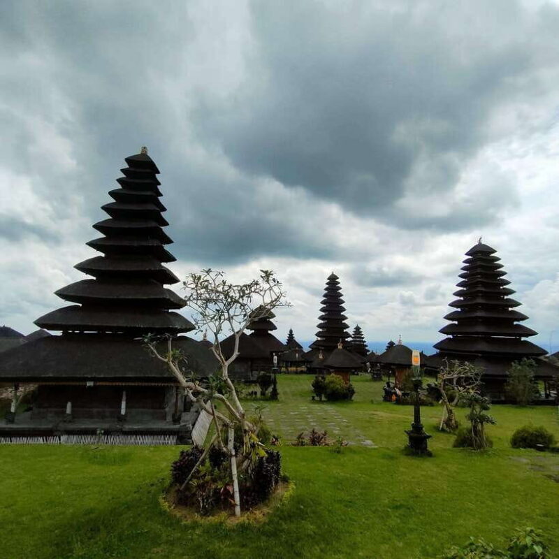 Tour the island of Bali with expert tour guides in Spanish. - Practical Considerations