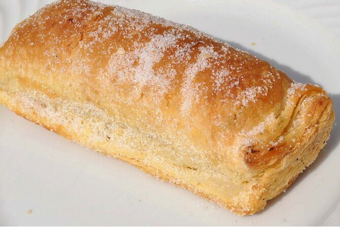 Tour to Pena Palace, Sintra, Regaleira, Guincho and Cascais - FAQ