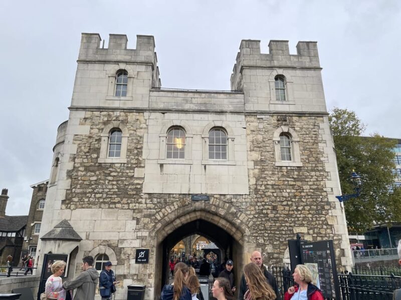 Tower of London: After-Hours Tour with Ceremony of the Keys - Exploring the Key Sites