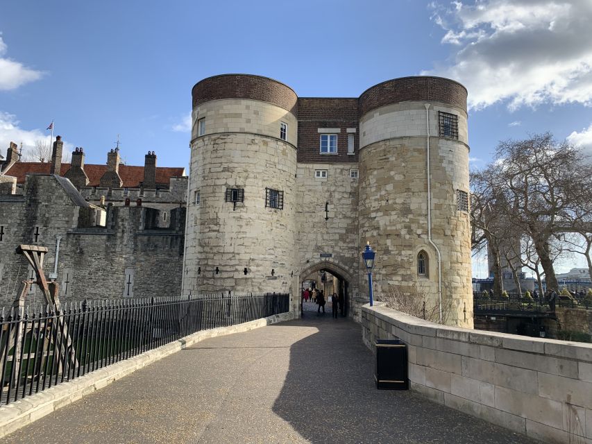 Tower of London Kid-Friendly Private Tour - Key Points
