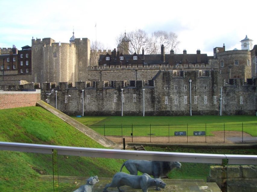 Tower of London Kid-Friendly Private Tour - Meeting Point and Logistics