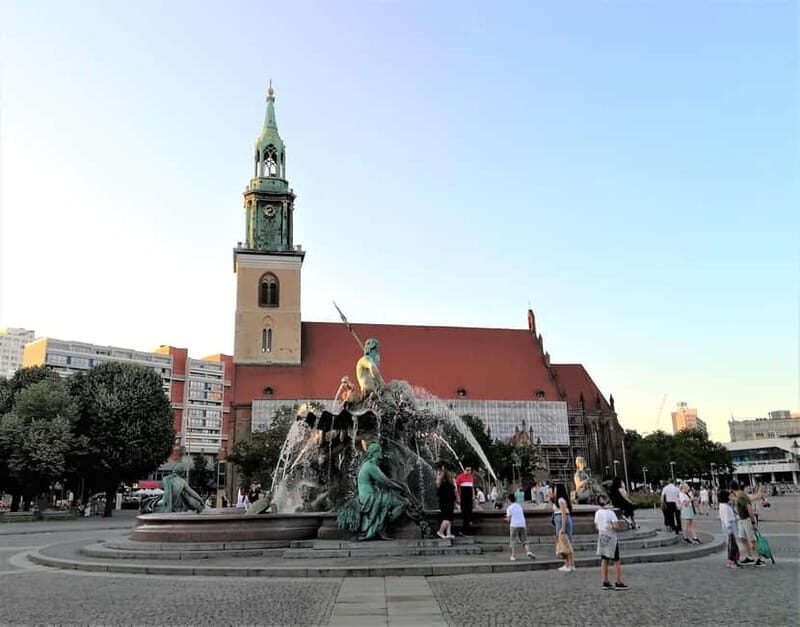 Tranfer with small or Bigger introduction Tour Berlin - Why Guides Matter